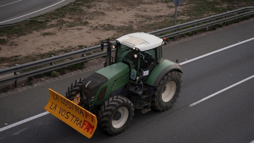 Los agricultores dedican el 20% de su jornada al papeleo con la Administración