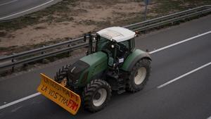 Uno de los tractores que cortan la carretera C-17, sentido sur, a la altura de Parets del Vallès, a 6 de febrero de 2024, en Parets del Vallès, Barcelona, Catalunya (España). Agricultores y ganaderos de toda España han sacado sus tractores a las carretera