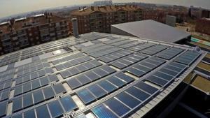 Placas fotovoltaicas sobre un edificio de Viladecans.
