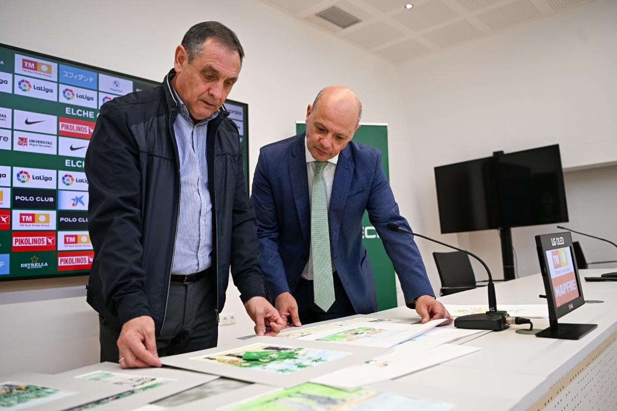 Antonio Ródenas explicando las láminas al presidente del Elche, Joaquín Buitrago