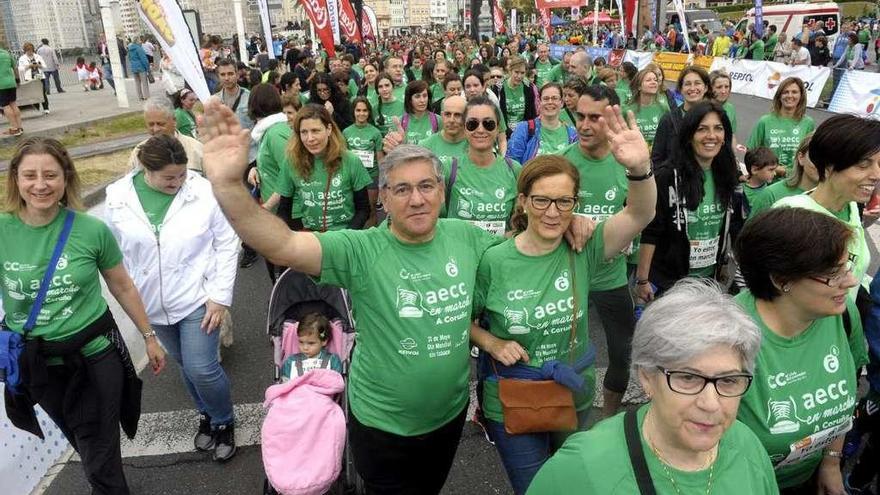 En la salida, participantes de la Carrera contra el Cáncer del 2015.