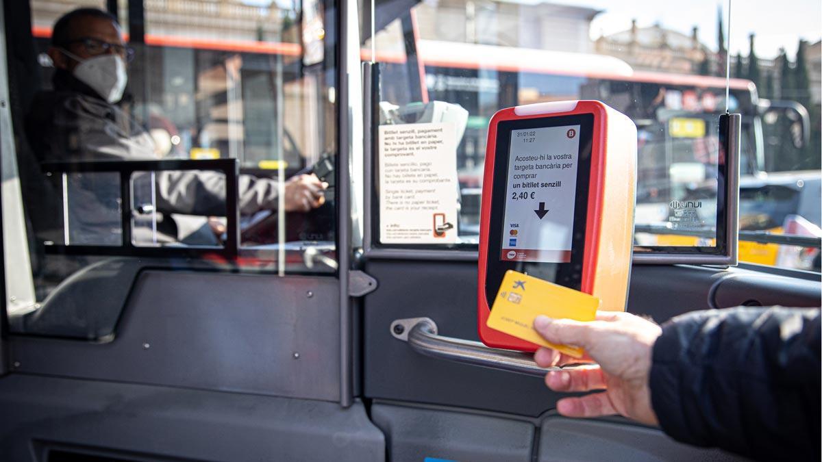 Pago con tarjeta bancaria en un autobús de Barcelona