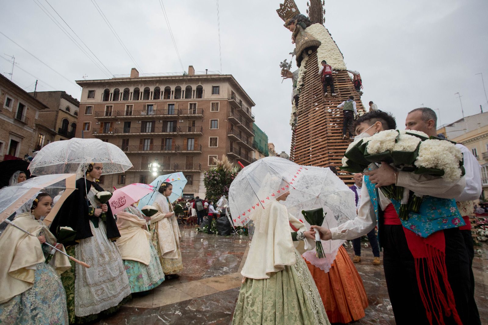 Desfile de chubasqueros y paraguas ante la Mare de Déu