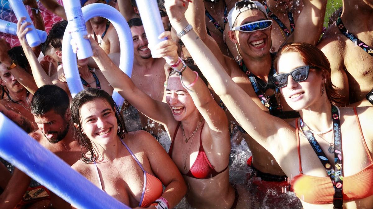 Fiestas de bienvenida en la piscina del Medusa Festival.