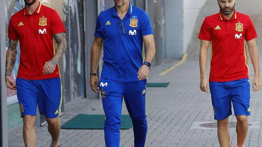 Julen Lopetegui, ayer, entre los capitanes de la selección, Sergio Ramos y Andrés Iniesta.