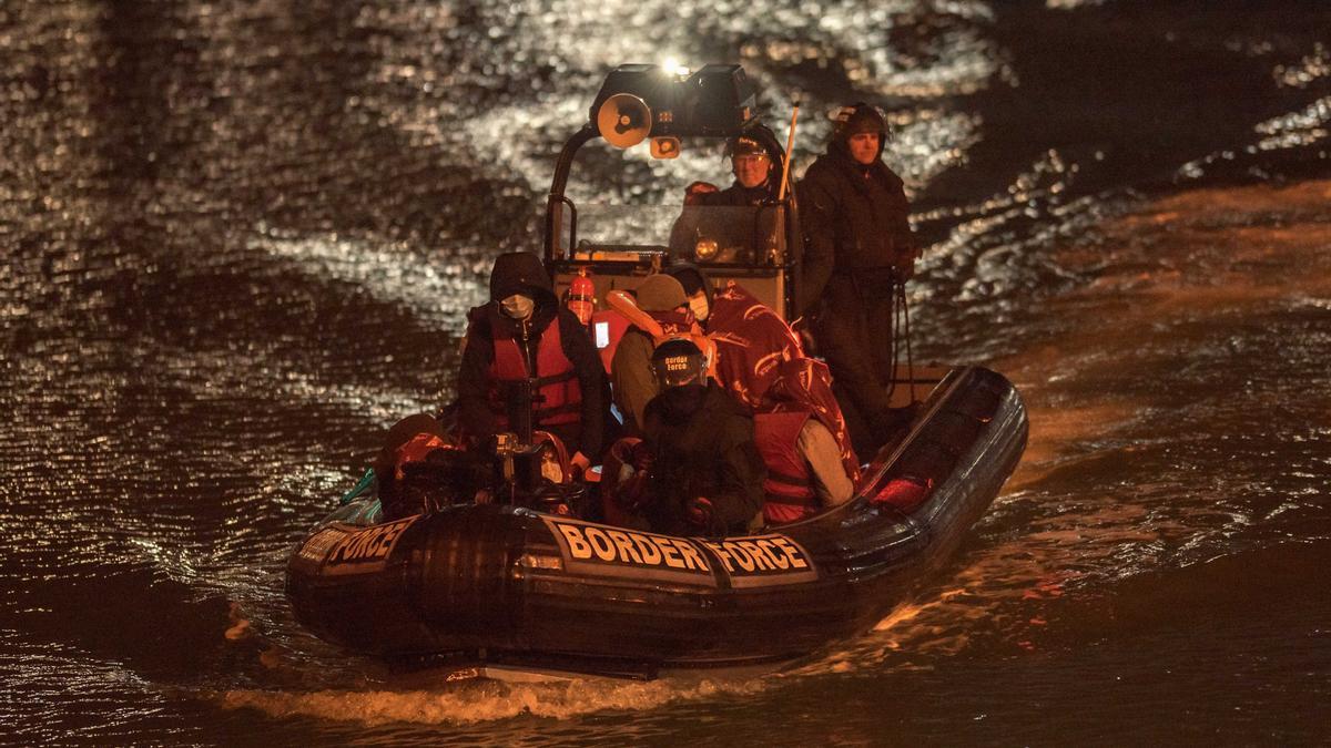 Un grupo de migrantes llega al puerto de Dover tras ser rescatado por la guardia fronteriza británica, este jueves.