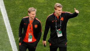 Matthijs De Ligt (derecha), junto a Frenkie De Jong, antes del partido frente al Portugal.