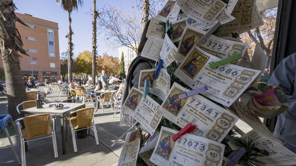 La terraza del bar &quot;La Vespa&quot; plagada de décimos.