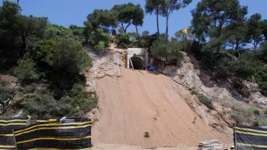 Imatge d&#039;ahir del talús de sa Conca, tapat per una lona, la part inferior del qual s&#039;ha de restaurar arran de la perforació que s&#039;hi va practicar el febrer de l&#039;any passat de manera irregular.