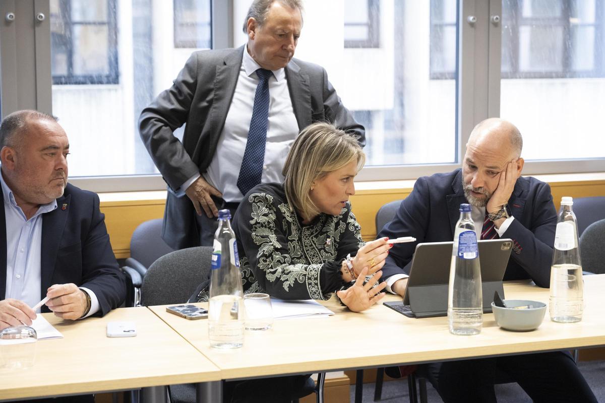 Marta Barrachina, con el diputado de Promoción Cerámica y dirigentes de Ascer, en Bruselas.