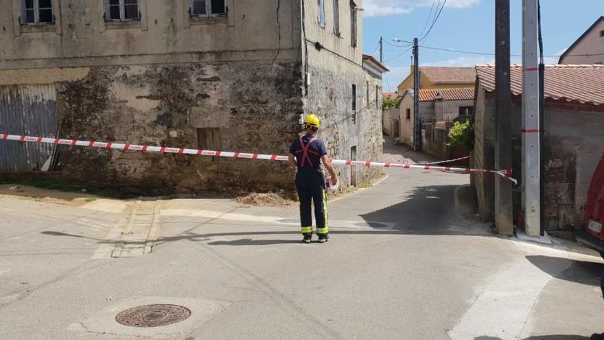 Corte del vial afectado por esta vivienda en malas condiciones y peligro de derrumbe.