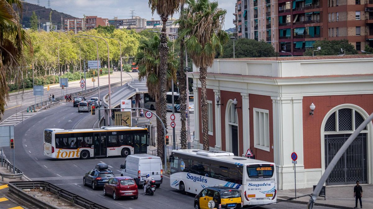 Barcelona reorganiza la estación de autobuses de Fabra i Puig para hacer frente al corte de la R3 de Rodalies