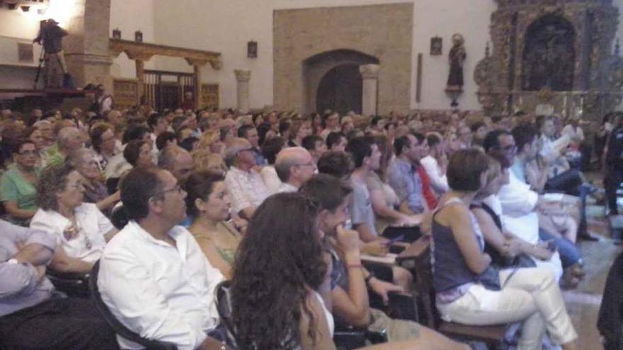 El público abarrota la sala durante el concierto.