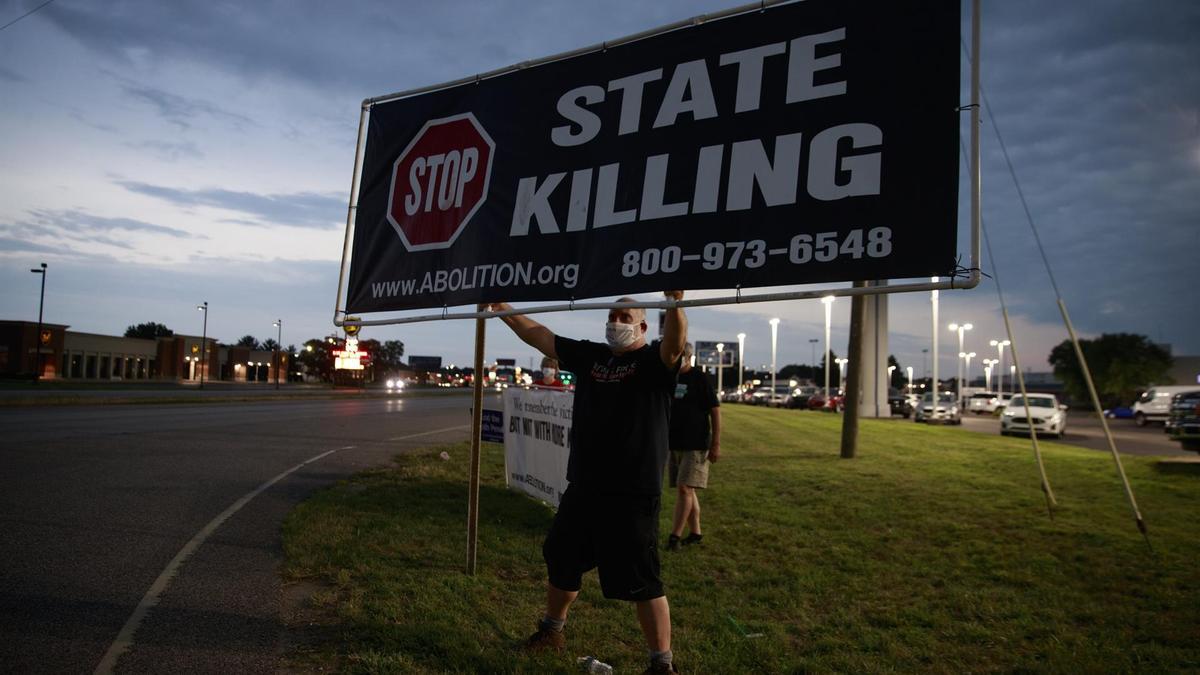 Foto de un hombre reclamando la abolición de la pena capital en Estados Unidos.