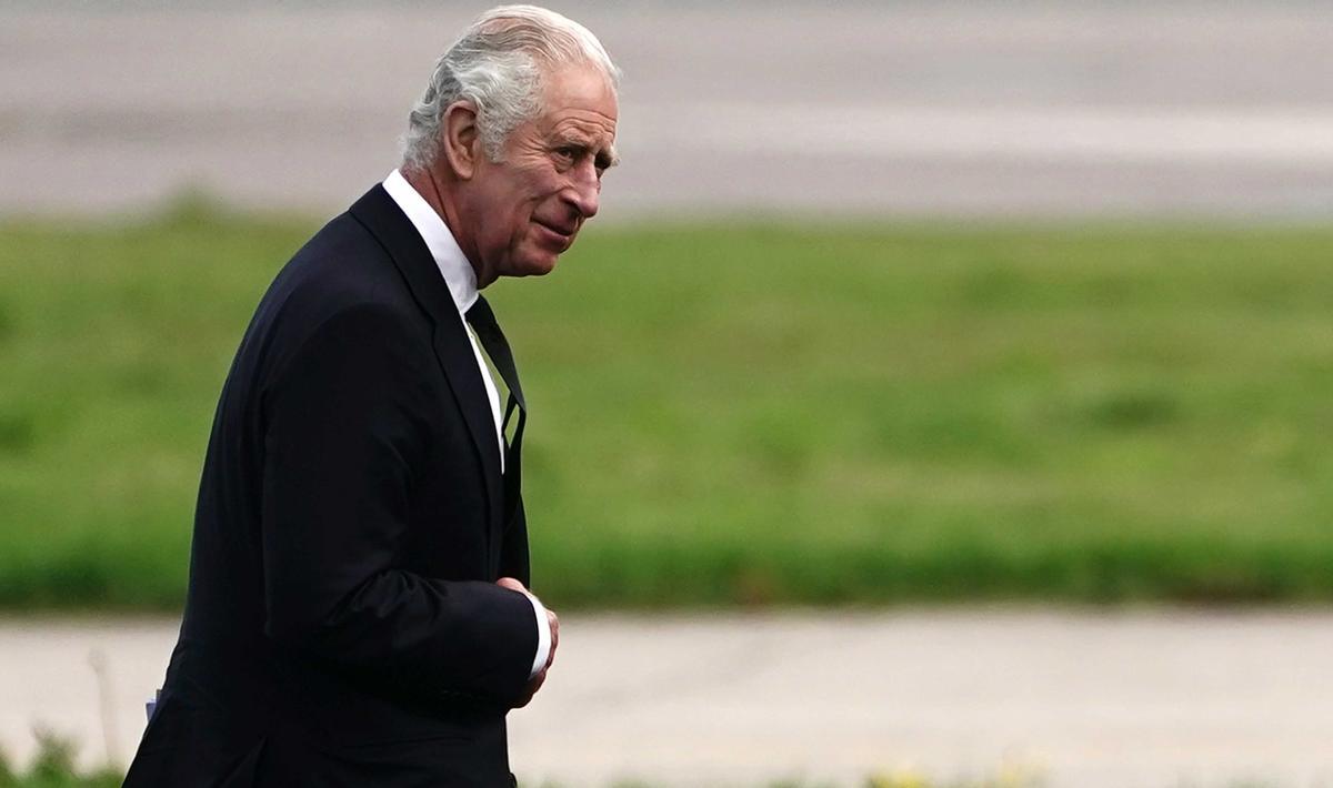 El rey Carlos III del Reino Unido, a su llegada al aeropuerto de Aberdeen para dirigirse a Londres, tras la muerte de su madre, Isabel II.