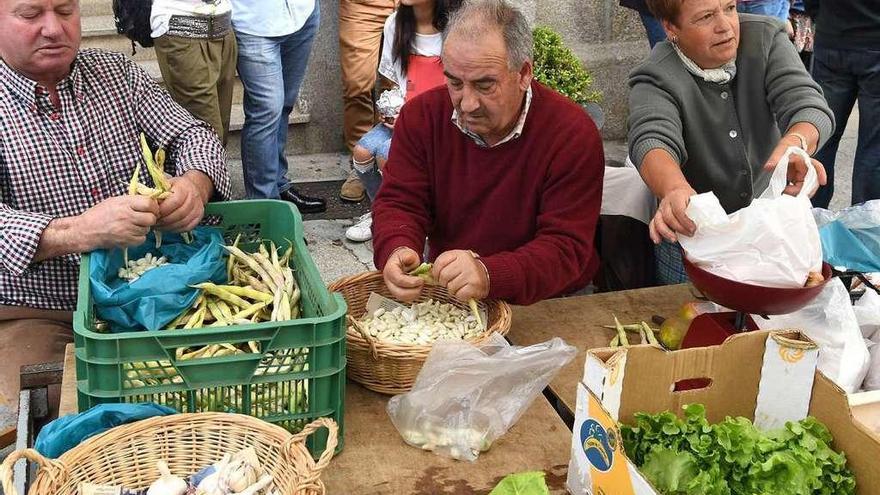 Productos de la huerta gallega a la venta en la feria de Betanzos.