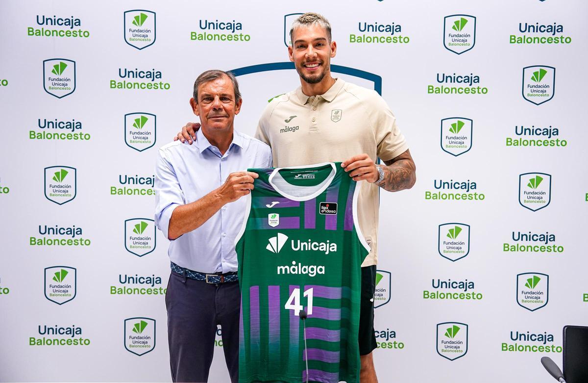 Juanma Rodríguez acompañó a Willy Hernangómez en su presentación con el Unicaja.