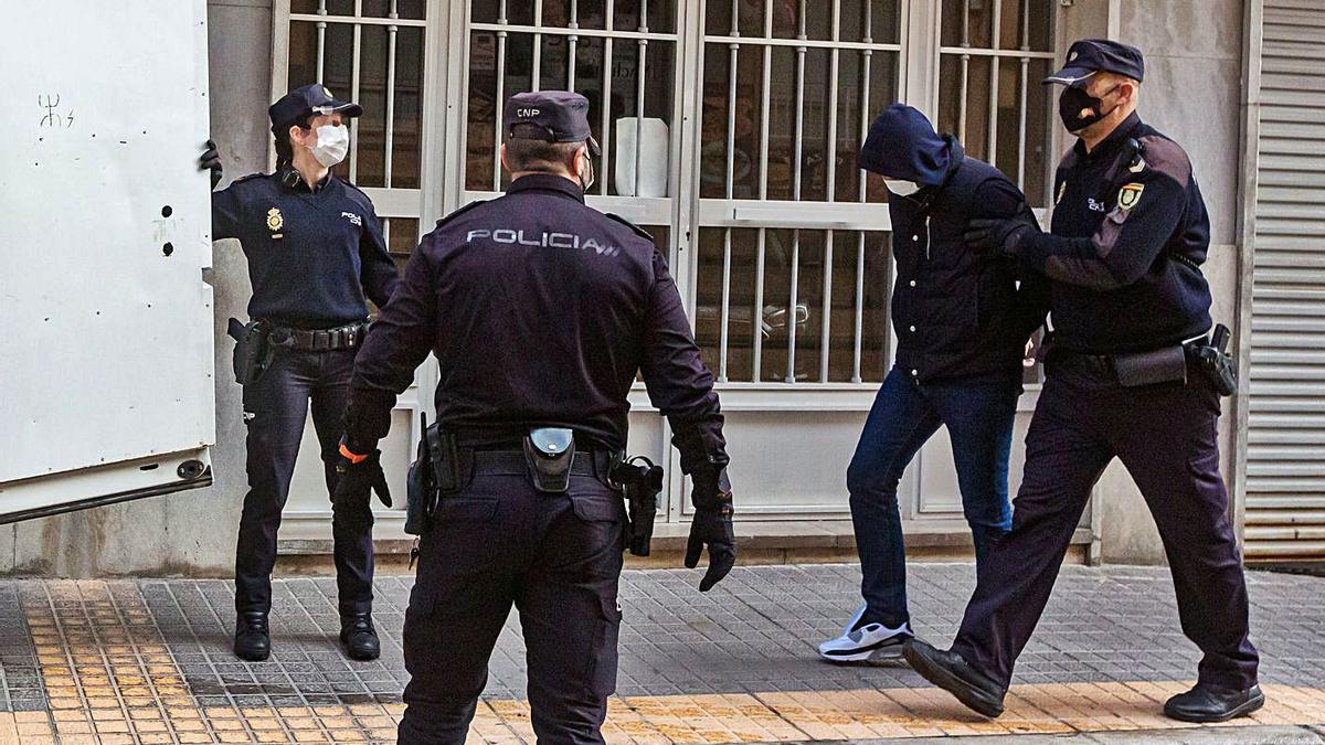 La Policía Nacional traslada a los juzgados de Benidorm a uno de los detenidos. | LEVANTE-EMV