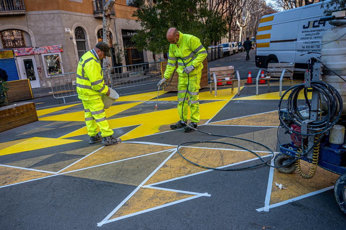 Repintando los colores y las formas del asfalto en la Superilla de Sant Antoni de Barcelona