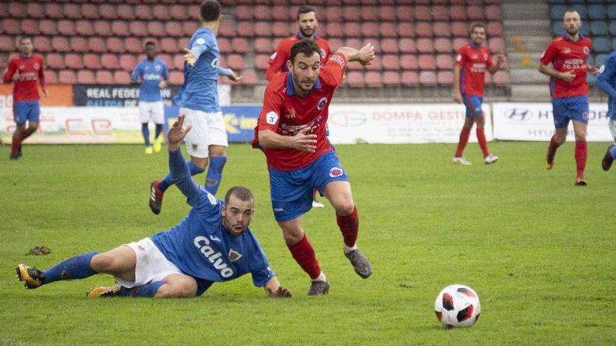 Rubén Arce persigue el balón tras marcharse del defensor, ayer en O Couto. // Enzo Sarmiento