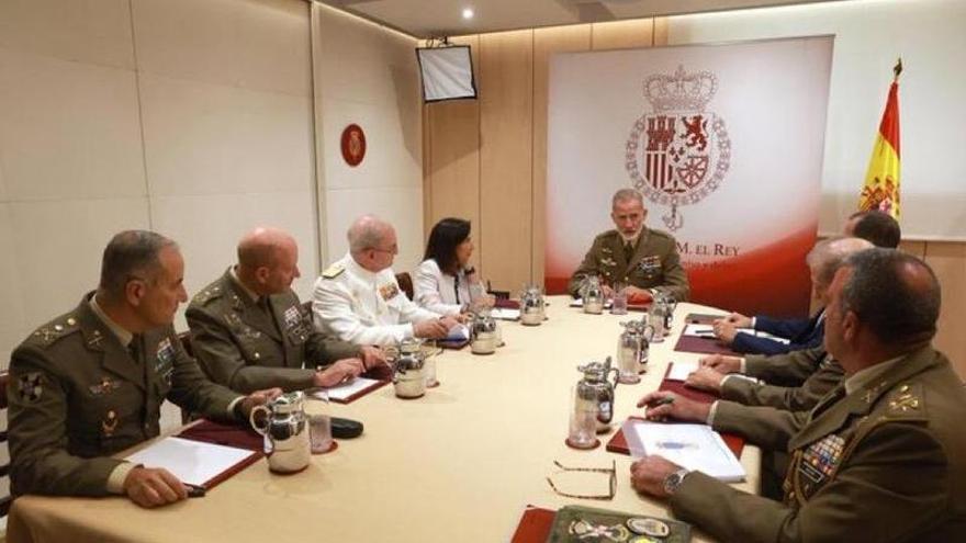El Rey examina con Robles y la cúpula militar la situación en Ceuta en plena polémica por la gestión del Gobierno