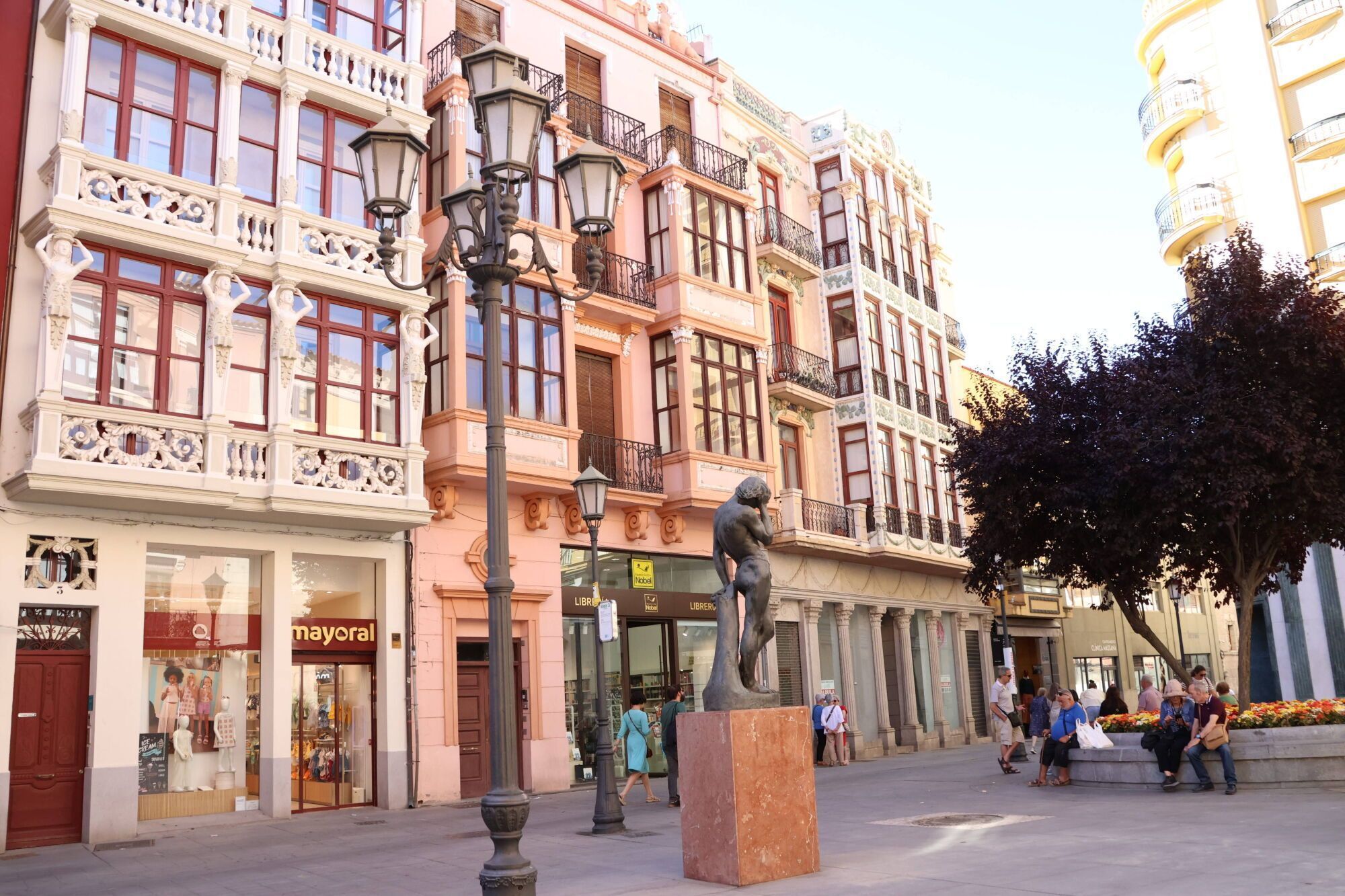 Edificios modernistas de la plaza de Sagasta de Zamora.