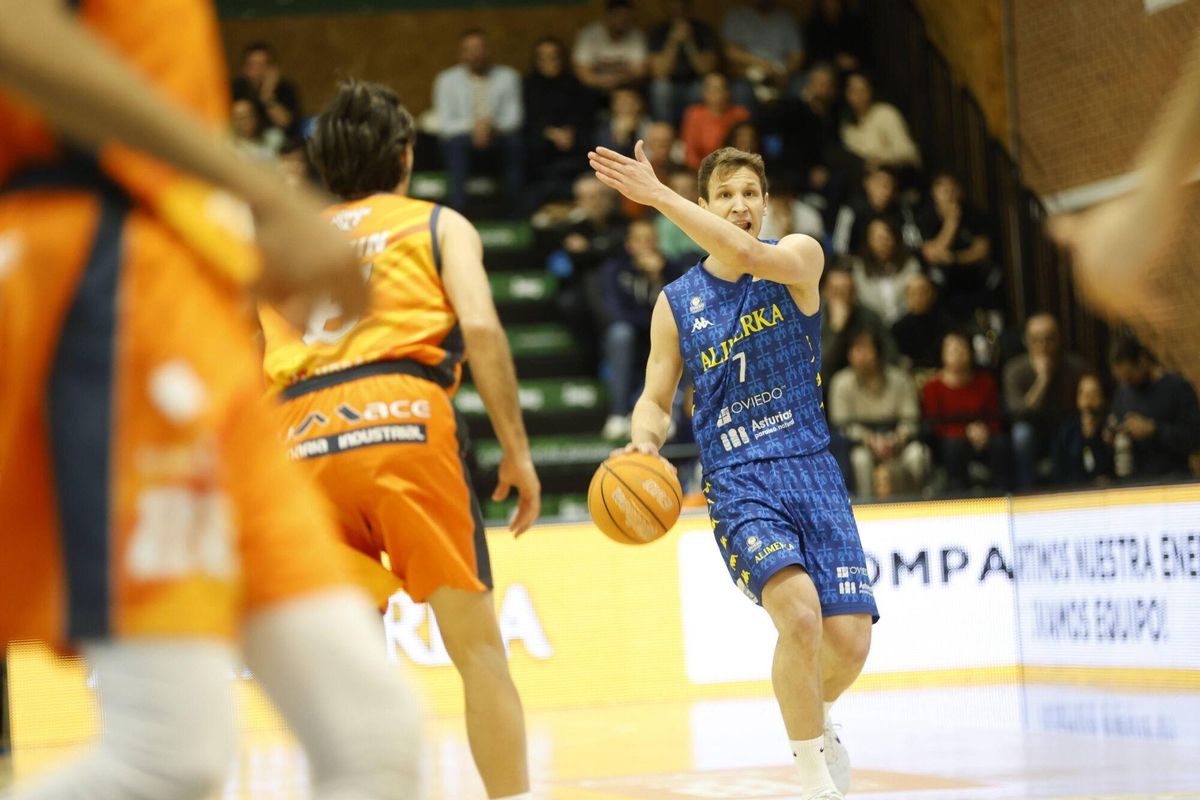 Alimerka Oviedo Baloncesto-Morón. Partido en Primera FEB.. Dan Duscak