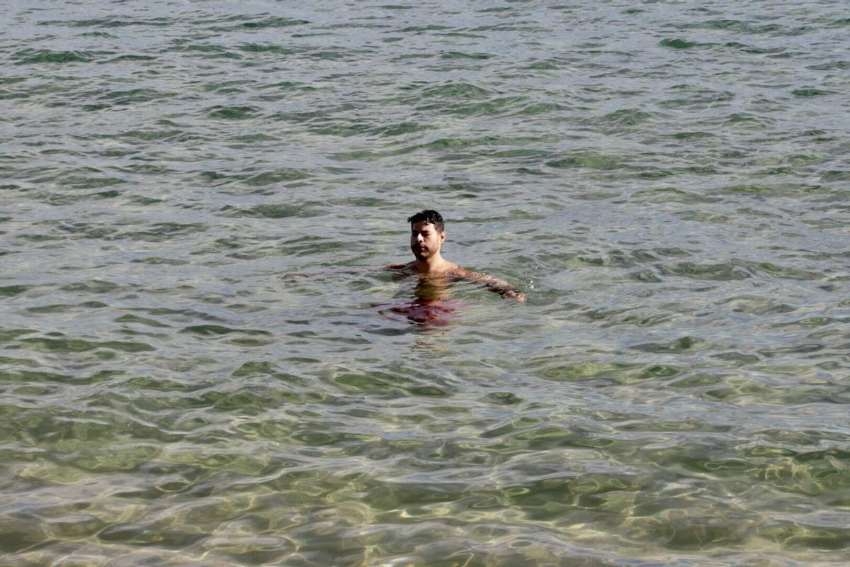 Barceloneses acuden a la playa por las altas temperaturas de noviembre