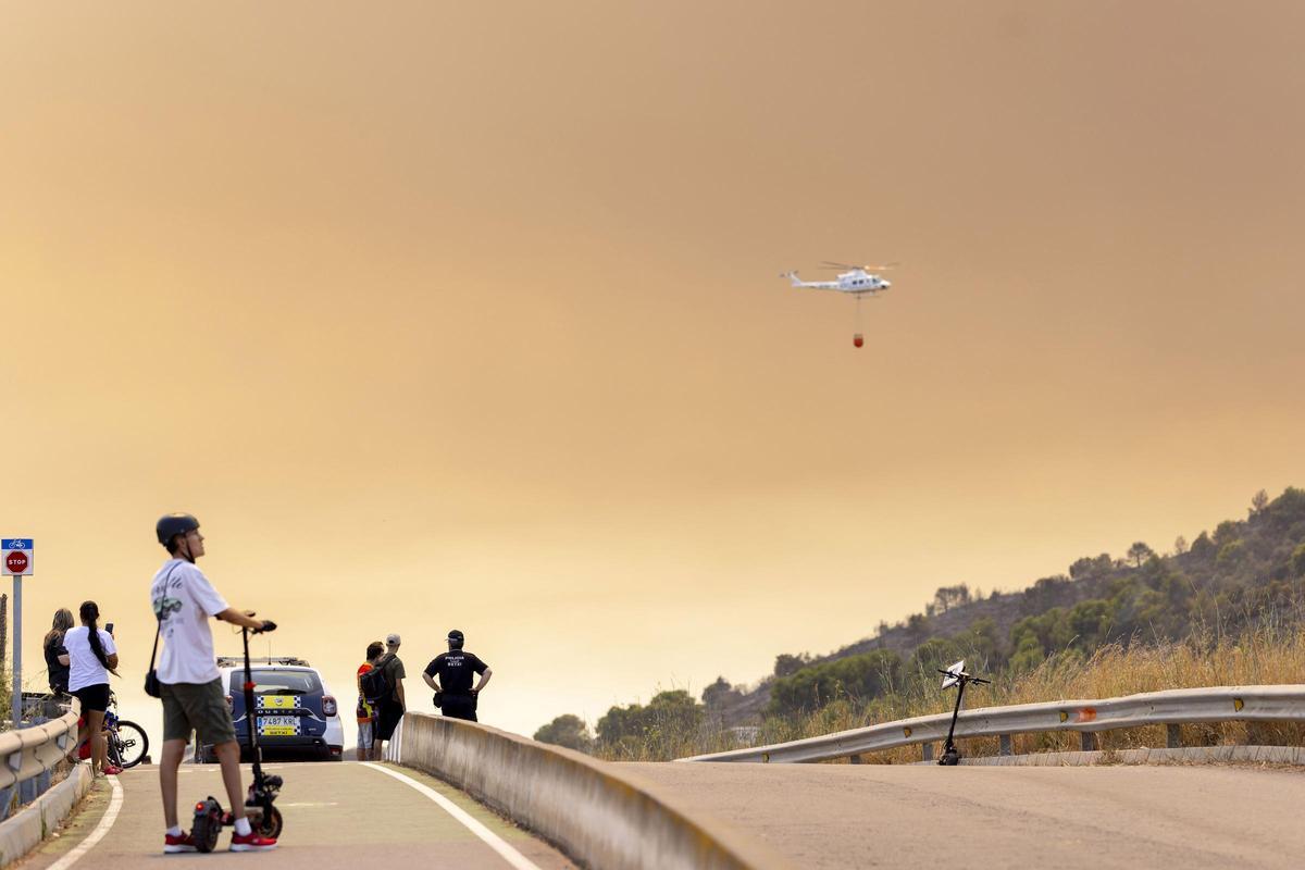 En la Vall d'Uixò varias persona observan el cielo y las labores de emergencia