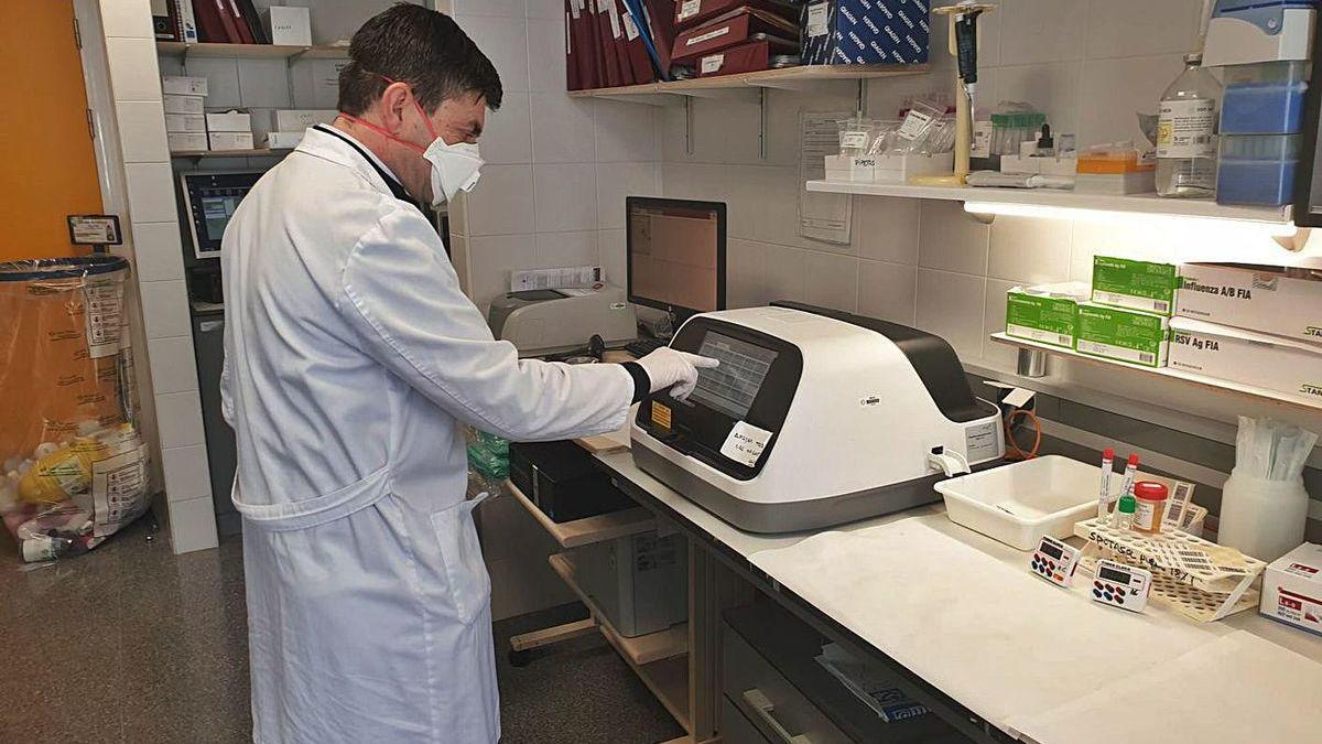 Germán Bou en el laboratorio de Microbiología.