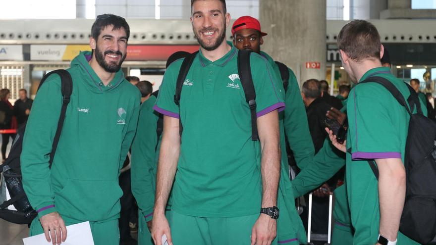 Los jugadores, en el aeropuerto, antes de viajar.