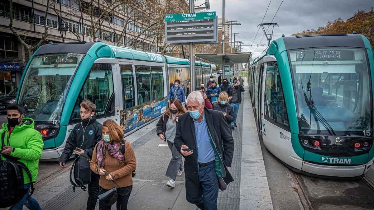 Parada del tranvía Trambaix en Francesc Macià, en Barcelona