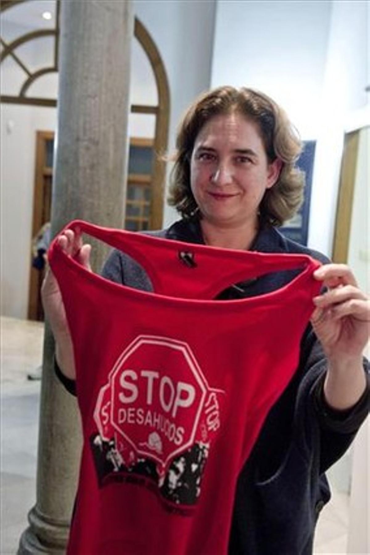 La portavoz de la PHA, Ada Colau, posa con una camiseta, durante un acto en Granada Abierta, el 19 de diciembre.