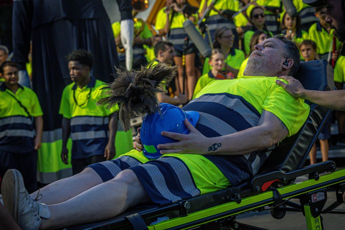 Marc Salicrú desata un espectáculo caótico con más de 300 personas en el Arc de Triomf
