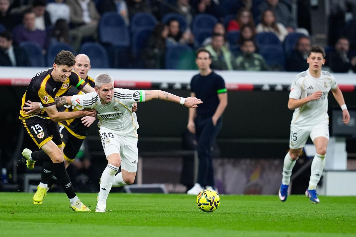 Franco Mastantuono of Real Madrid CF and Gerard Gumbau of Rayo Vallecano compete for the ball during the Spanish League, LaLiga EA Sports, football match played between Real Madrid and Rayo Vallecano at Santiago Bernabeu stadium on February 01, 2026, in Madrid, Spain. AFP7 01/02/2026 ONLY FOR USE IN SPAIN. Dennis Agyeman / AFP7 / Europa Press;2026;SOCCER;SPAIN;SPORT;ZSOCCER;ZSPORT;Real Madrid v Rayo Vallecano - LaLiga EA Sports;