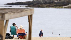 Bañistas disfrutan de un día de playas en el arenal de Ondarreta de San Sebastián.