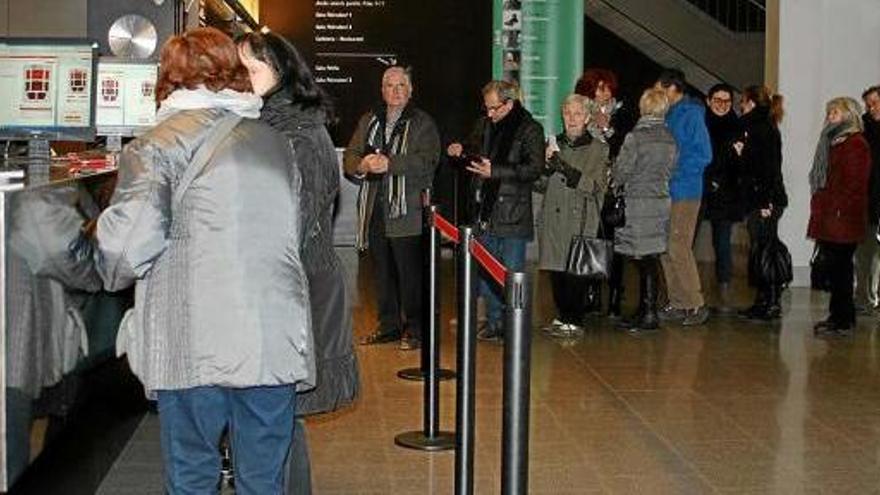 Imatge de les cues a les 9 del matí, quan van obrir les taquilles del teatre. Internet va funcionar de 9 a 9