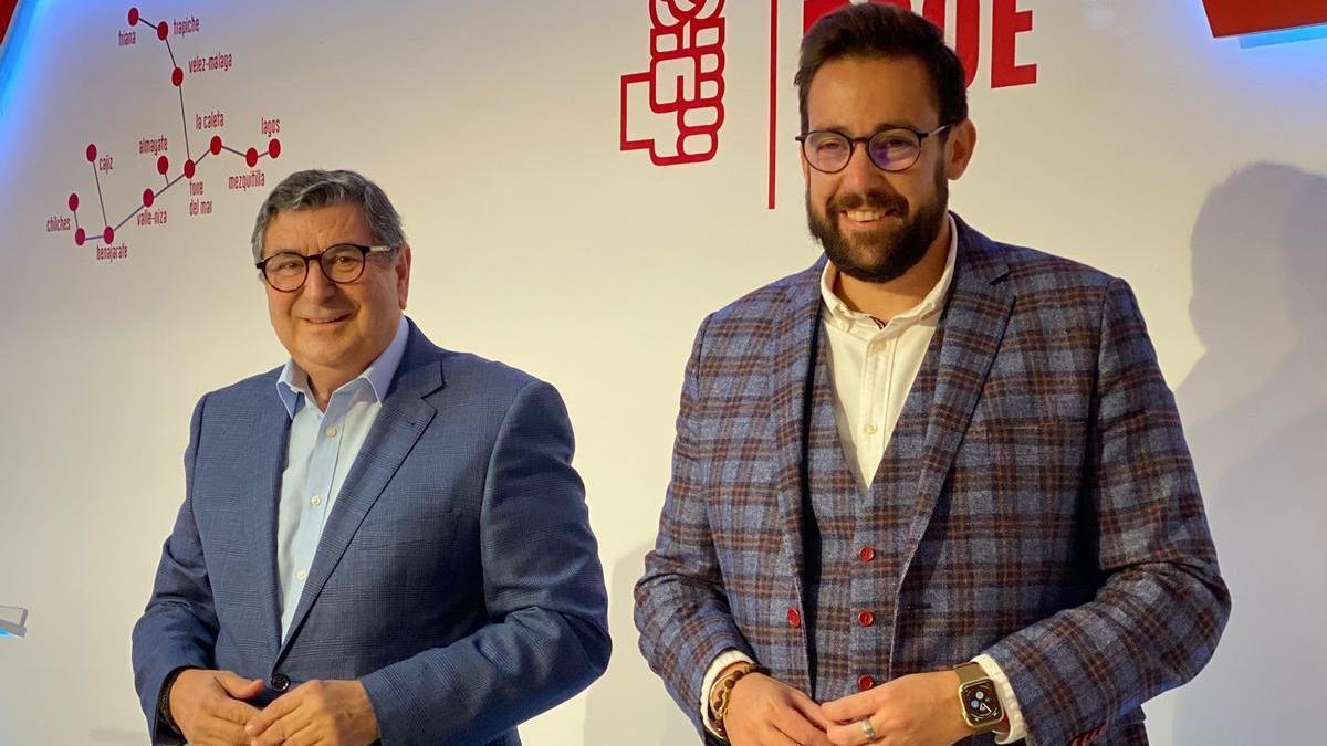 Antonio Moreno Ferrer y Víctor González, en la sede del PSOE de Vélez-Málaga.