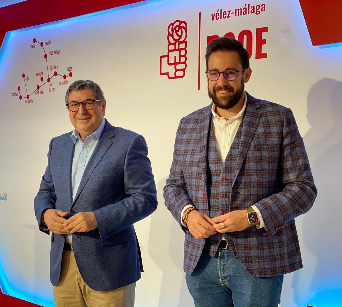 Antonio Moreno Ferrer y Víctor González, en la sede del PSOE de Vélez-Málaga.