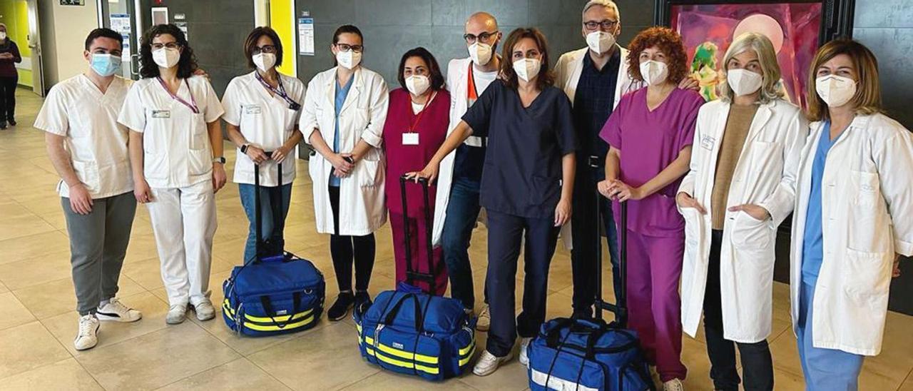 Profesionales del equipo de hospitalización a domicilio de Ourense, con los maletines con material que llevan a las casas. // I. OSORIO