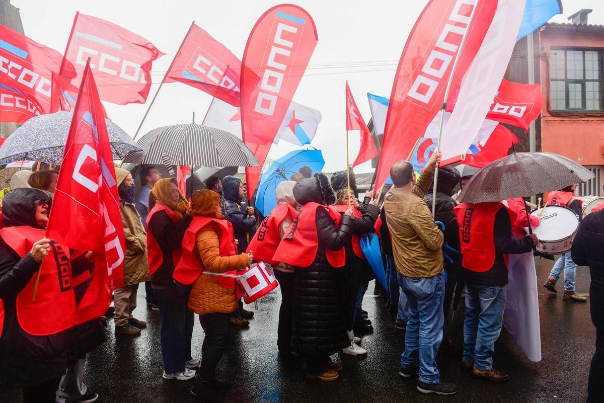 Manifestación de los trabajadores de Losán y Aserpal de Vilasantar a Curtis Manifestación de los trabajadores de Losán y Aserpal de Vilasantar a Curtis