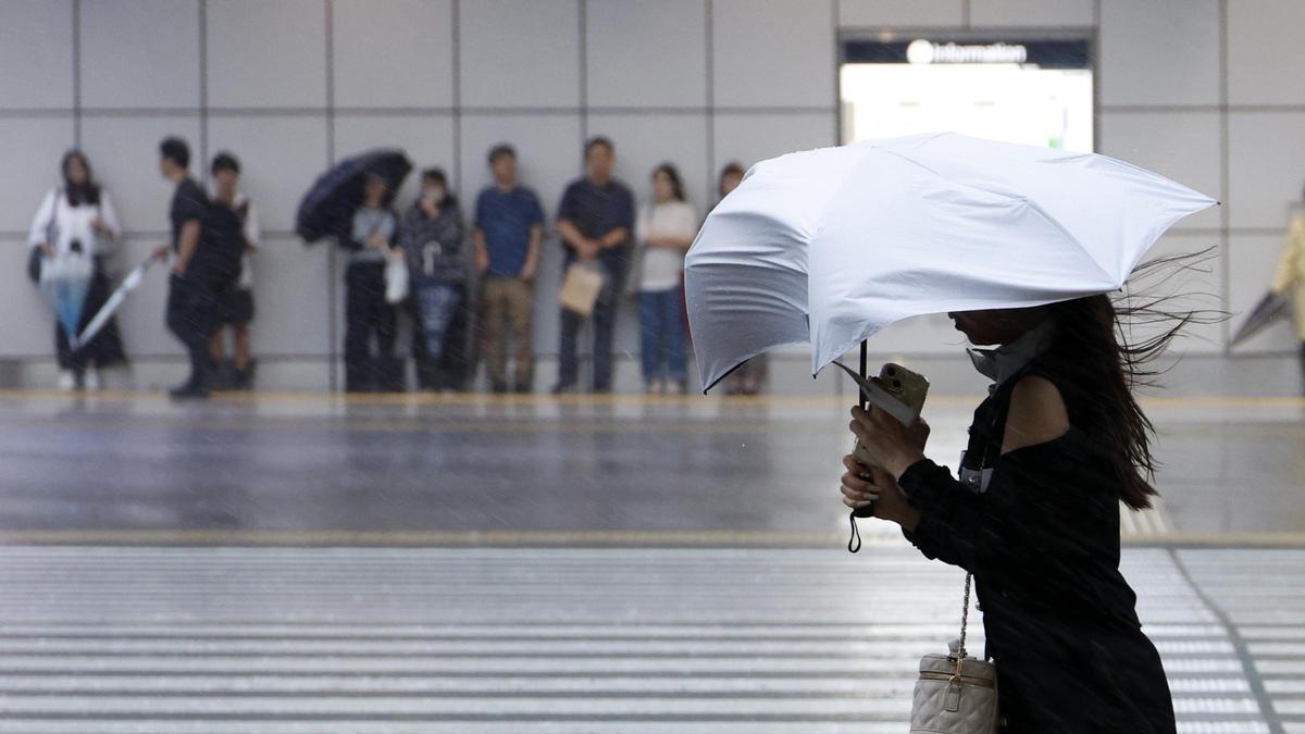 Varios muertos y desaparecidos en Japón por el azote del tifón Dujuan