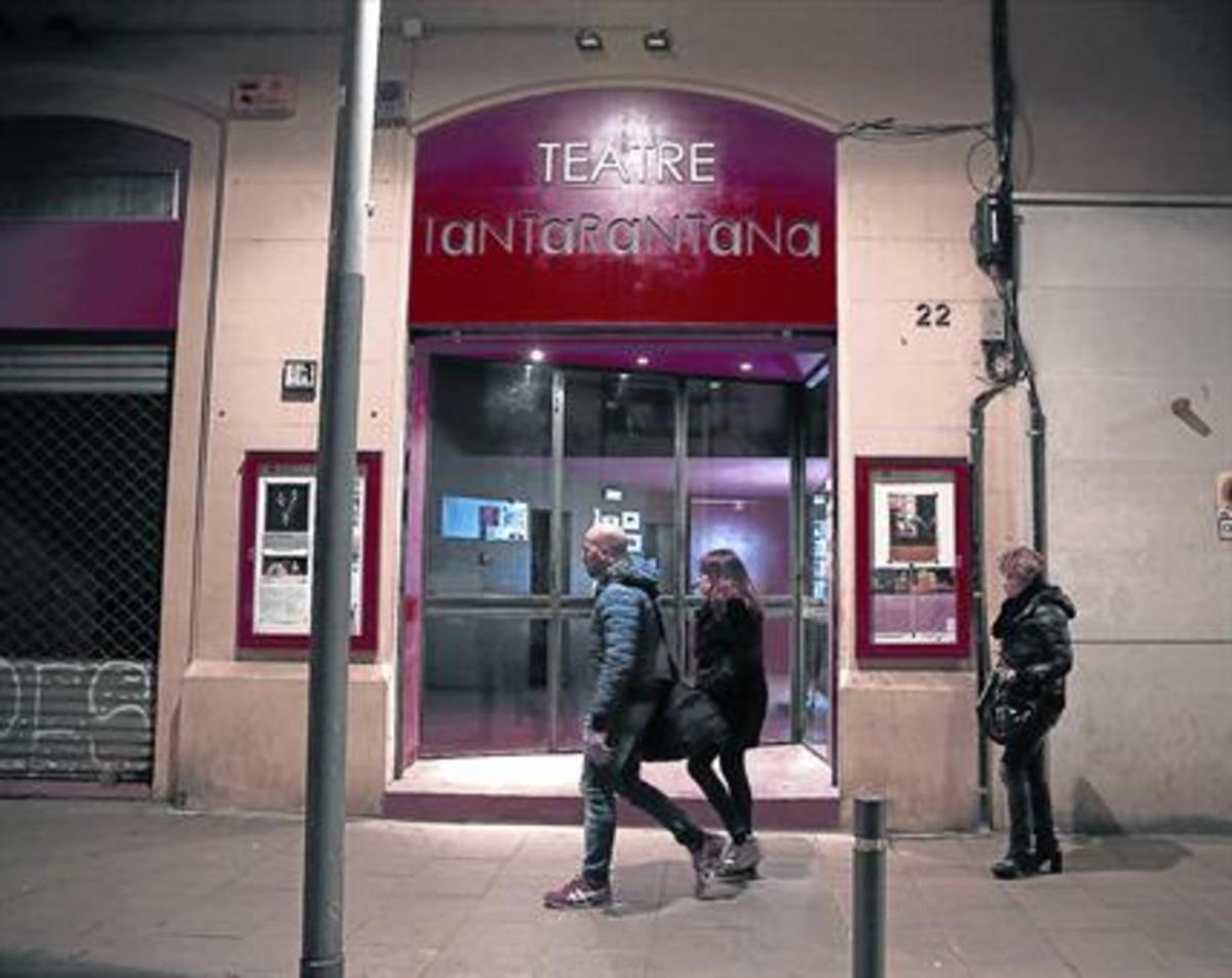 Entrada principal del Teatre Tantarantana en la calle de las Flors, anteayer.
