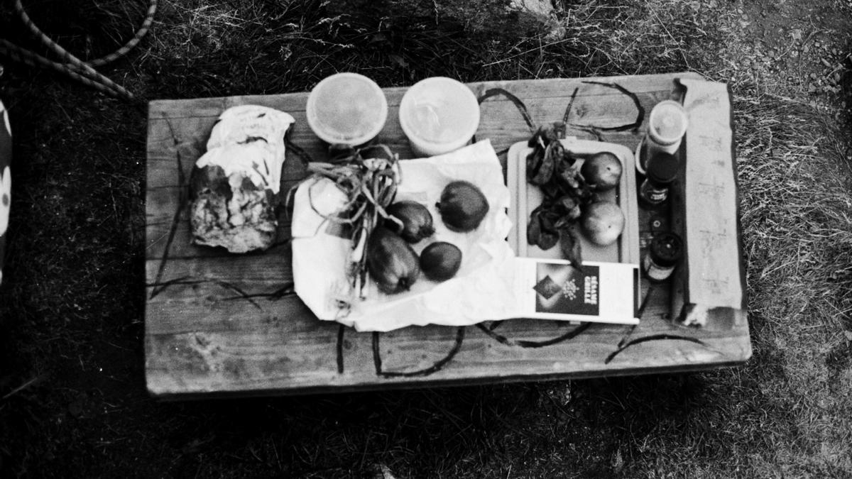 La cena. En la cabaña del Col de la Lombarde no hay ningún servicio, ni siquiera agua, por lo que Luc se trae su comida. El ingrediente principal es el tomate, que le dan los vecinos de sus huertas. En una rectangular mesa de madera en el exterior, hace la cena y el desayuno, con unas vistas al valle envidiables.