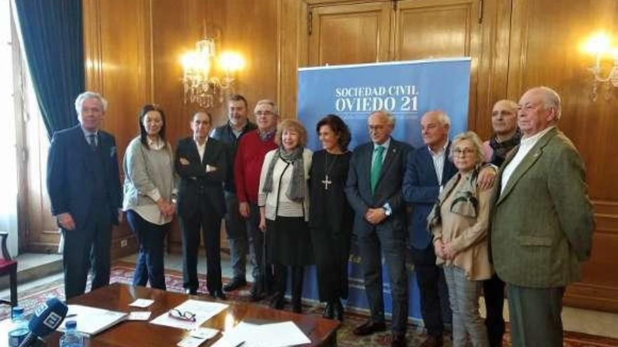 Miembros de Oviedo 21 con su presidenta, Ana Miralles, en el centro.