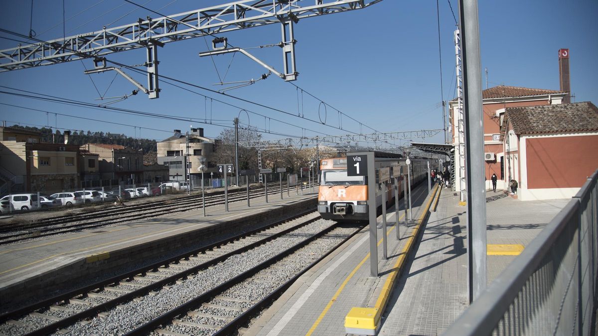 Un tren arribant a l'estació de Renfe de Sant Vicenç de Castellet de la línia R4