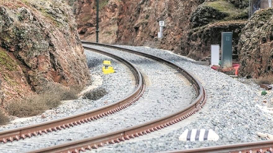 Vía del tren en las inmediaciones de Cáceres.