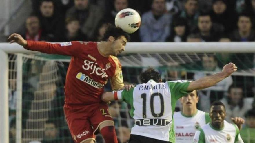 De las Cuevas disputa un balón aéreo con el racinguista Munitis.