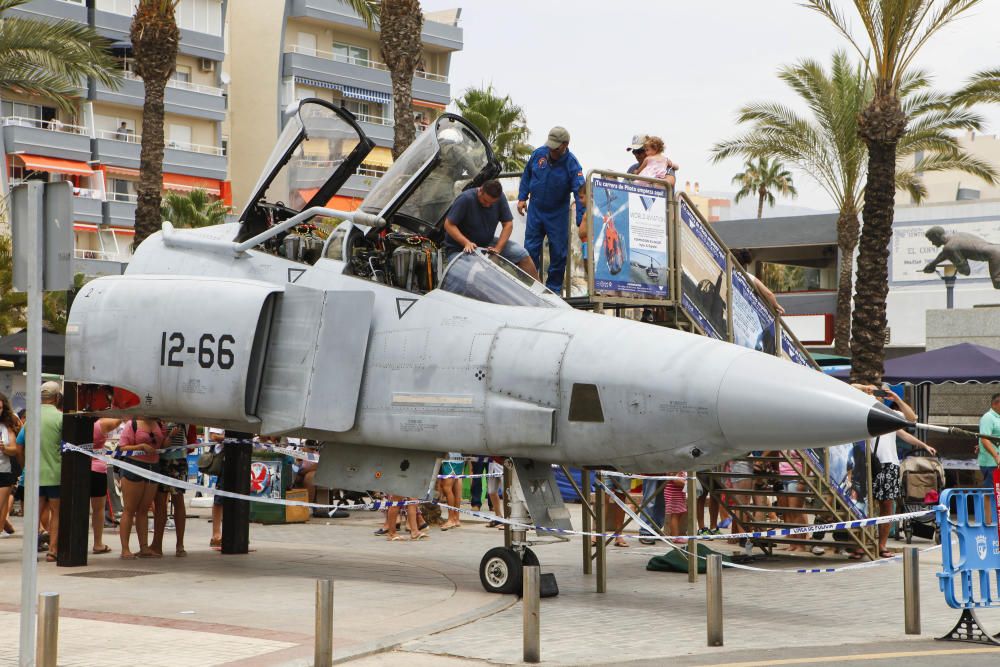 Miles de personas disfrutan a pie de playa del espectáculo protagonizado por el Ejército del Aire