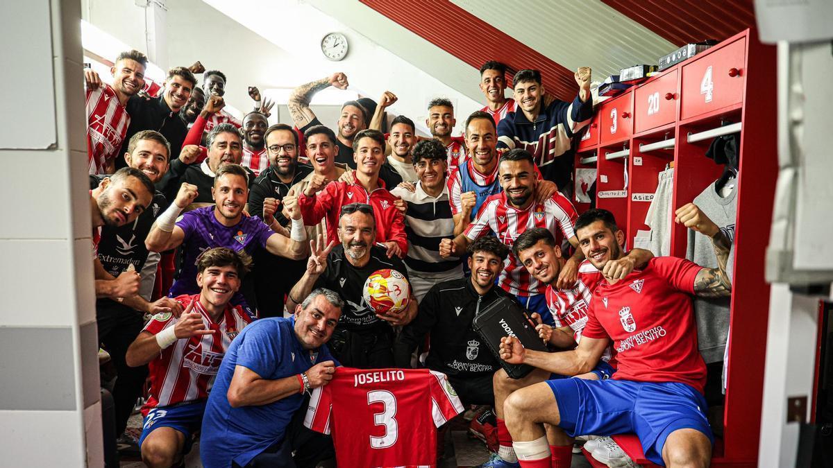 Jugadores del Don Benito festejan la victoria en casa ante el Gévora.